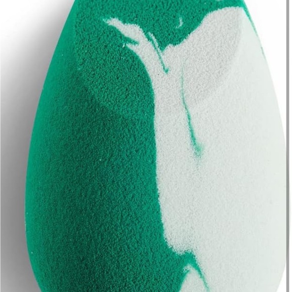 EcoTools Green Makeup Blender - Picture 3 of 7